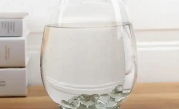 收到的玫瑰花束可以試著水耕,就算不能長根,也能保持新鮮!