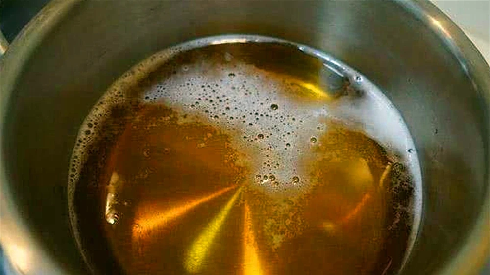 別再「傻傻」用啤酒澆黃金葛了,方法沒用對,難怪不是腐根就是長蟲