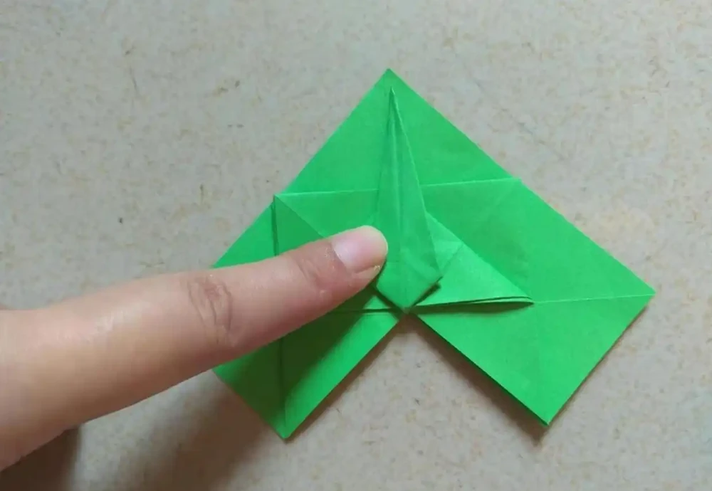 手工摺紙:用一張紙就能折玫瑰花葉子,關鍵是成品還這麼形象逼真