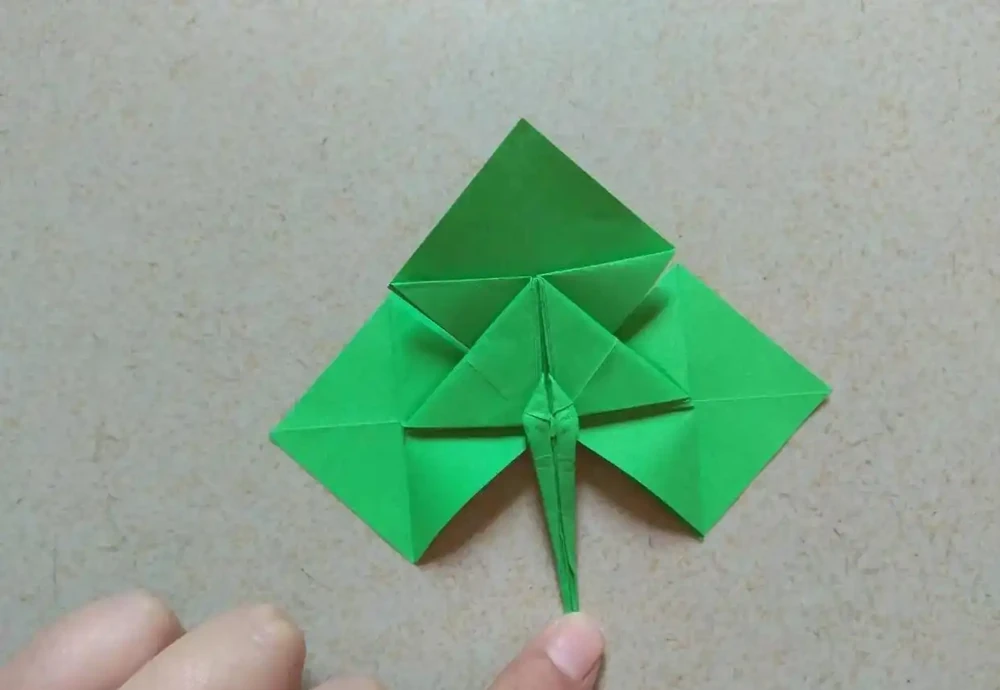 手工摺紙:用一張紙就能折玫瑰花葉子,關鍵是成品還這麼形象逼真