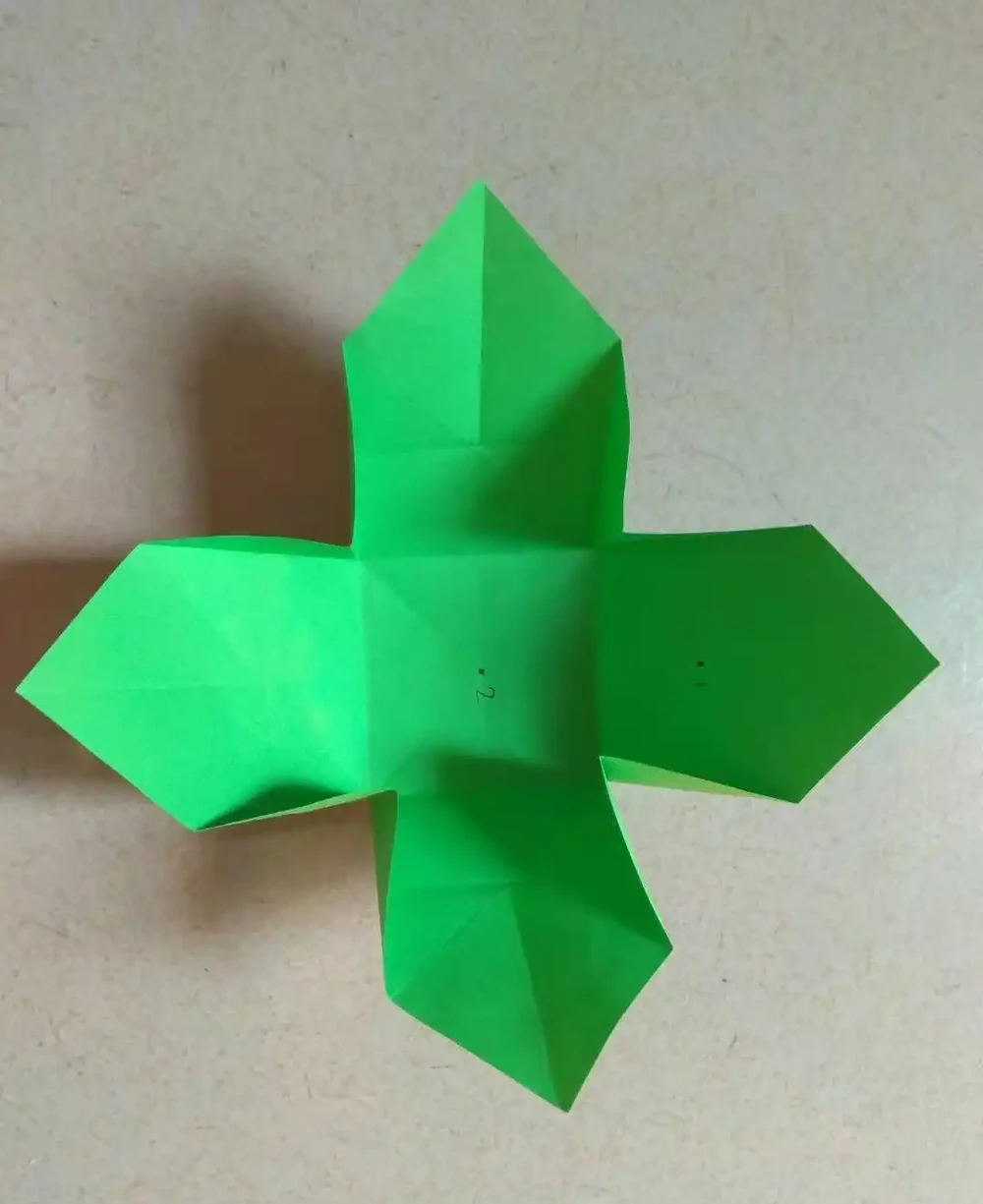 手工摺紙:用一張紙就能折玫瑰花葉子,關鍵是成品還這麼形象逼真