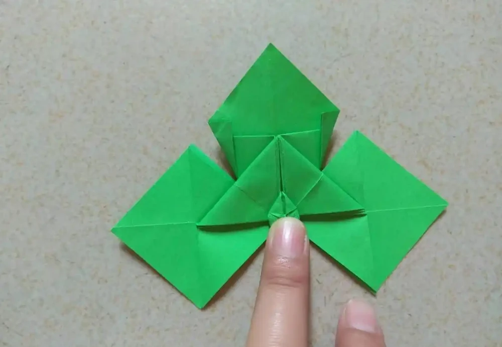 手工摺紙:用一張紙就能折玫瑰花葉子,關鍵是成品還這麼形象逼真
