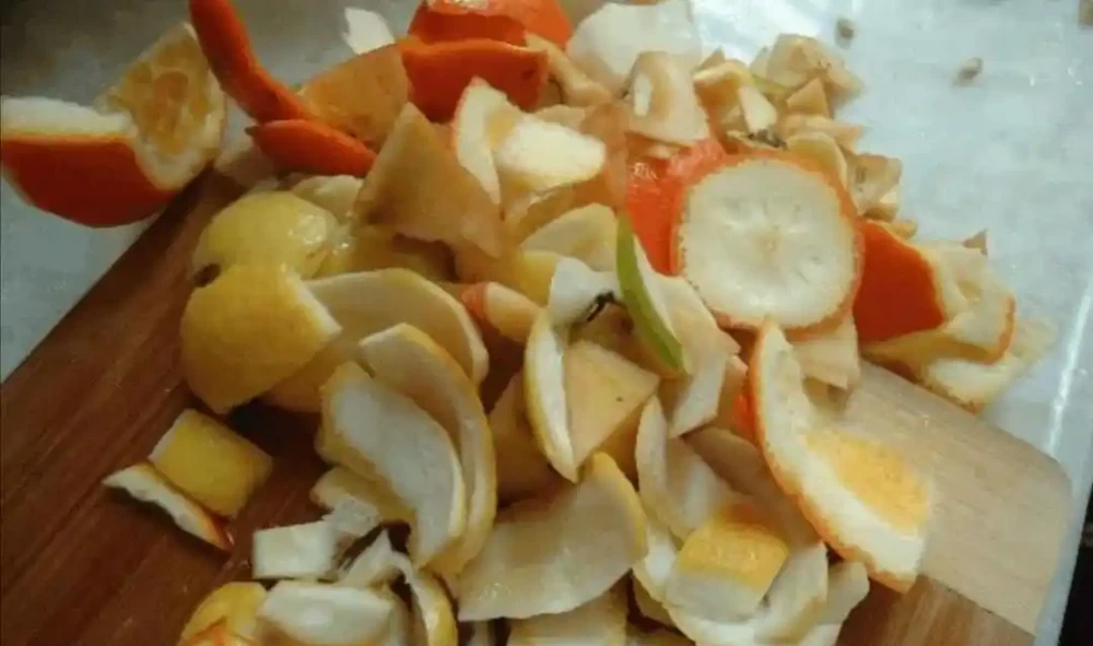 家中養花太多,就自己製作花肥,方法簡單,肥效更好