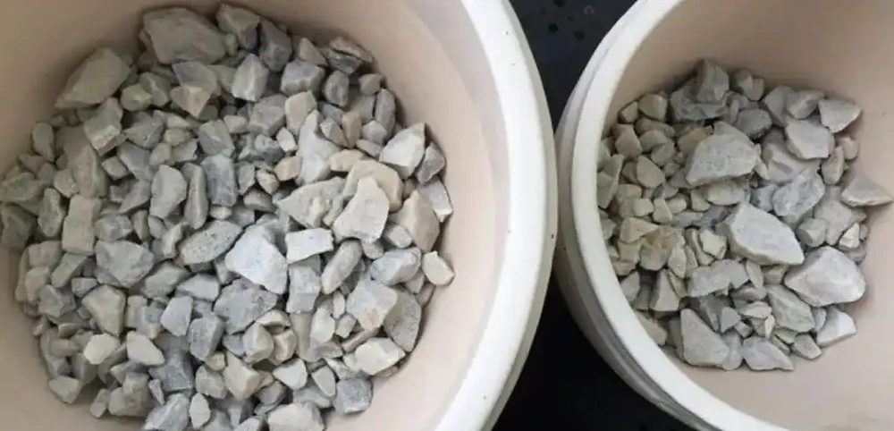 在土面和盆底都不要放石頭,更別做排水層,不然真是增加養花難度