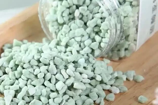 使用硫酸亞鐵時，一旦用錯了，反而會起到副作用，導致花草死亡