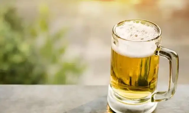 6款花是小「酒鬼」,經常「喂」一杯,葉片油亮,新芽瘋長滿盆