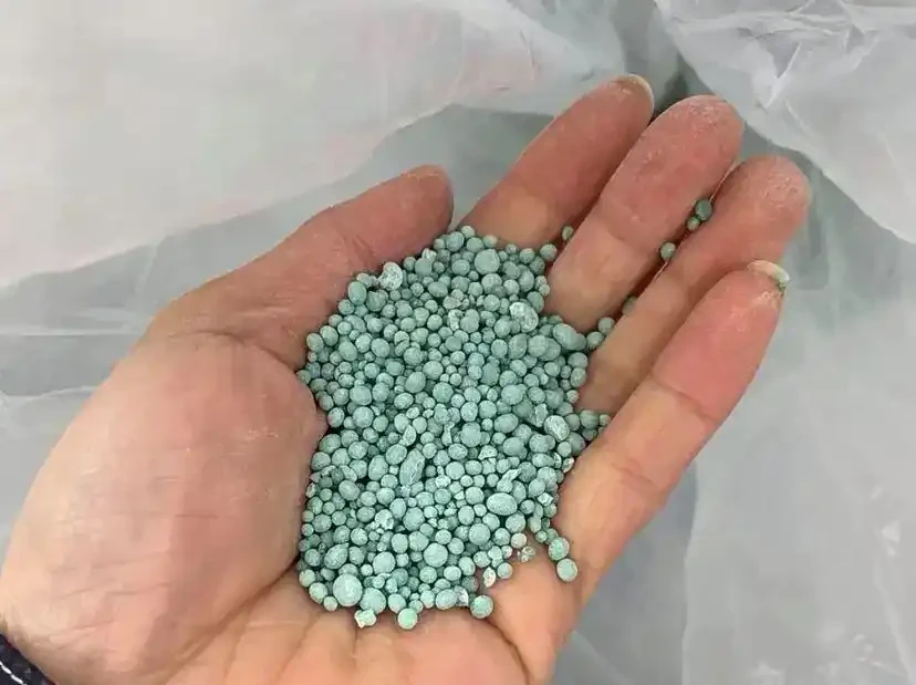 養花施肥，水溶性肥料效果最好，噴葉，灌根，對開花幫助很大！