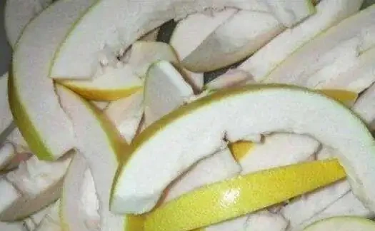 黃金葛葉子灰濛濛？3個廚房廢物擦一擦，7天變油綠髮亮
