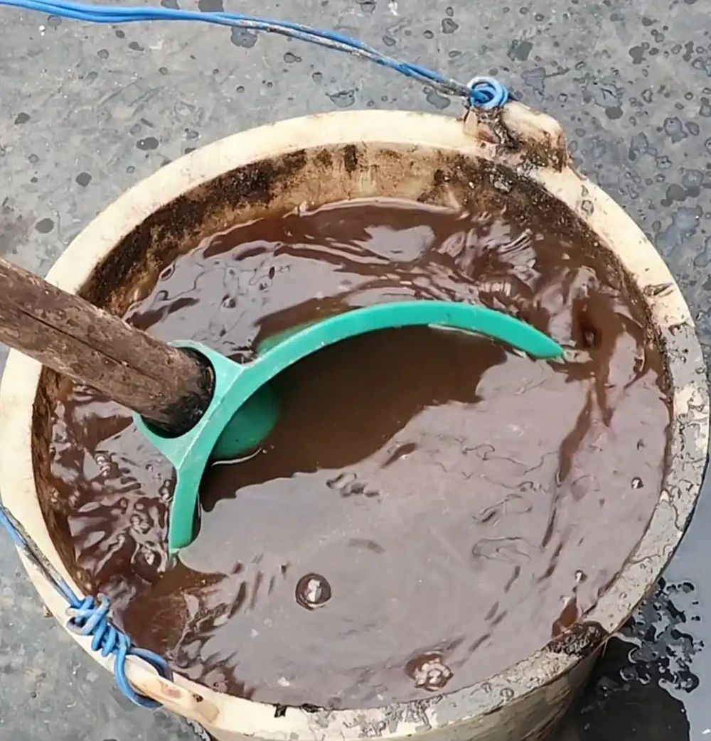 複合肥料撒著用還是溶水澆?老農實測差別大,種菜人別再憑感覺來