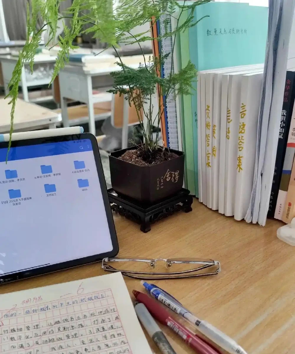 男子近日被裁員,清理工位上的花,大大小小一拖車,網友:工位當家的代價