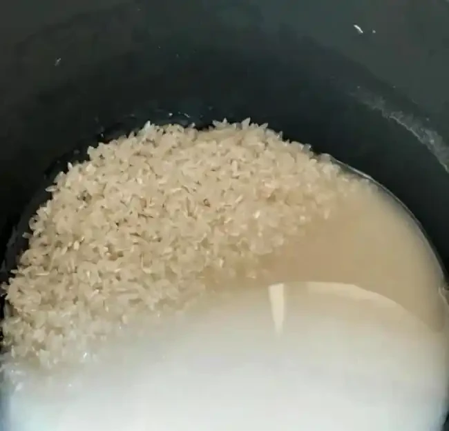 澆花光加水可不行！加這倆料，葉子綠得發光，一週爆花，美翻啦