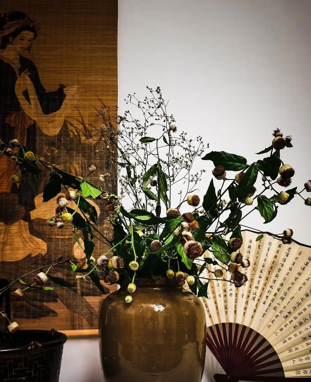 玫瑰花插水裡老蔫?學會這3招,多活10天不腐根