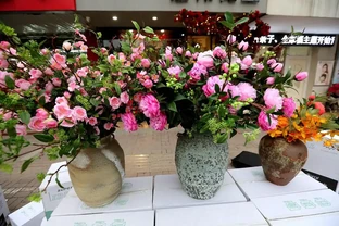 玫瑰花插水裡老蔫？學會這3招，多活10天不腐根
